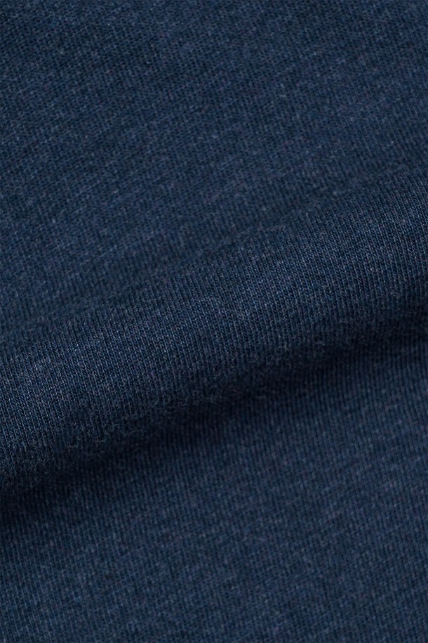 가을, 겨울 시즌에 어울리는 크롭 루즈드 터틀넥 티셔츠입니다. 부드러운 면 소재로 제작되어 편안한 착용감을 선사하며, 멜란지 컬러와 배색 스티치 포인트가 은은한 멋을 더합니다. 8cm 높이의 터틀넥 디자인과 루즈핏으로 트렌디한 스타일을 연출하며, 출근룩이나 모임룩 등 다양한 TPO에 활용 가능합니다. 미니멀, 클래식, 캐주얼 등 어떤 스타일에도 잘 어울리는 활용도 높은 아이템으로, 네이비와 차콜 두 가지 색상으로 만나보세요. 기계세탁이 가능하여 관리가 용이합니다.
