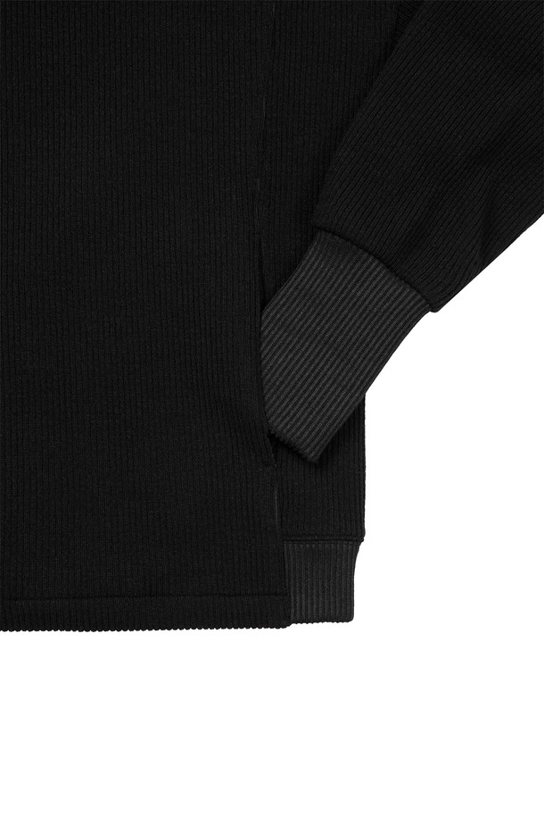 블랙 컬러의 남성용 바라클라바 후디입니다. 가을, 겨울 시즌에 어울리는 두꺼운 두께감의 루즈핏으로, 부드러운 울과 폴리에스터 혼방 소재를 사용하여 편안한 착용감을 선사합니다. 핑거홀 디테일과 립 밴드 없는 소매단, 멜란지 컬러감과 투톤 편직이 특징이며, 가먼트 워싱 처리를 통해 자연스러운 멋을 더했습니다. 미니멀, 스포티, 캐주얼 스타일을 즐기는 출근룩에 활용하기 좋습니다. 신축성이 있어 활동성을 높여줍니다.
