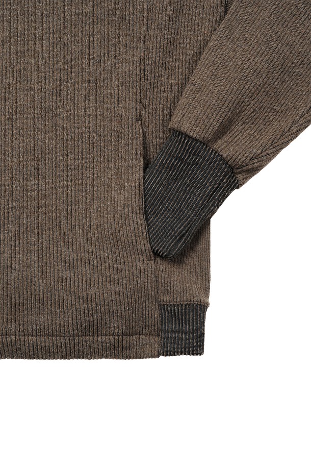 부드러운 울과 폴리에스테르 혼방 소재로 제작된 바라클라바 후디입니다. 멜란지 브라운 컬러와 골지 패턴이 포근하고 따뜻한 느낌을 주며, 가을, 겨울철에 착용하기 좋습니다. 루즈핏으로 편안한 착용감을 선사하며, 핑거홀과 배색 디테일이 돋보입니다. 후드가 있어 보온성을 높였으며, 집콕룩, 산책룩, 여행룩 등 다양한 TPO에 캐주얼, 미니멀, 스포티한 스타일로 활용하기 좋습니다. 두꺼운 두께감으로 추운 날씨에도 든든하게 몸을 감싸줍니다.
