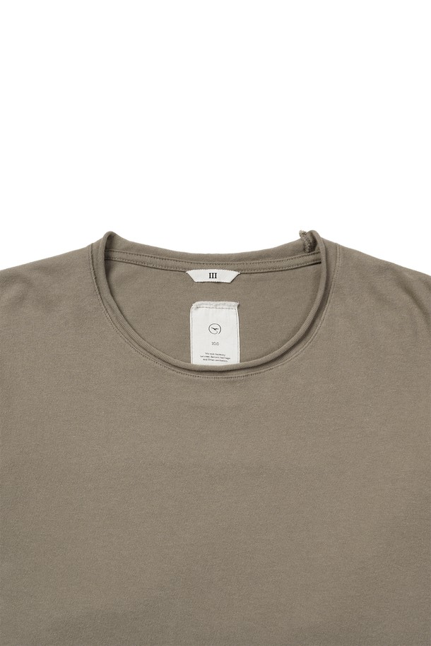 부드러운 벨벳 터치감과 컷오프 디테일이 돋보이는 "벨베티 컷 오프 롱 슬리브"입니다. 면 소재로 제작되어 사계절 내내 편안하게 착용 가능하며, 라운드넥과 레귤러핏으로 미니멀하고 베이직한 스타일을 연출합니다. 가먼트 워싱 처리로 자연스러운 멋을 더했으며, 어깨 제감 바인딩과 체인스티치 마감으로 튼튼하게 제작되었습니다. 출근룩이나 모임룩 등 다양한 TPO에 활용 가능하며, 미니멀, 클래식, 캐주얼 스타일을 즐겨 입는 분들께 추천합니다. 색상은 브라운입니다.
