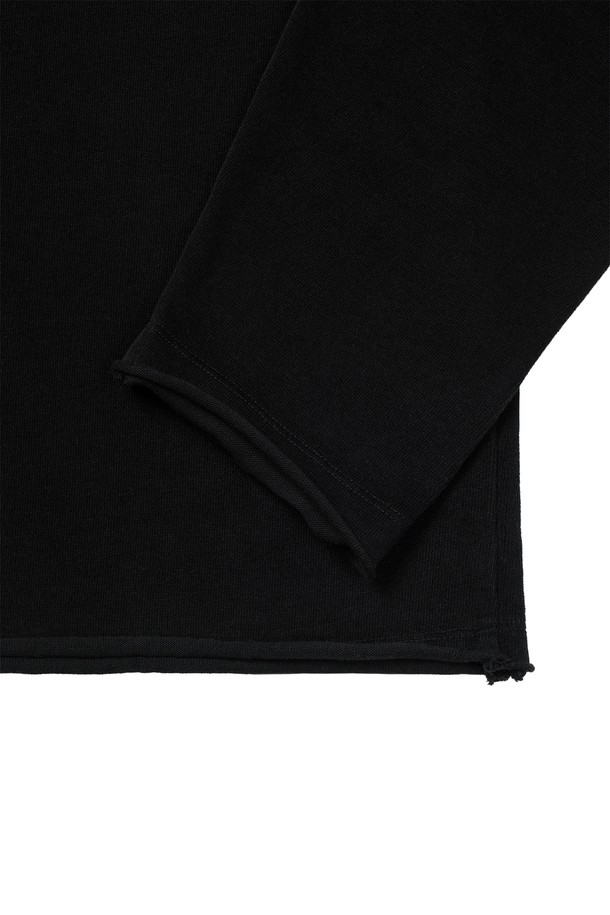 벨베티 컷 오프 롱 슬리브는 부드러운 벨벳 터치감으로 포근한 착용감을 선사합니다. 가먼트 워싱 처리로 자연스러운 멋을 더했으며, 컷오프 디테일과 어깨 제감 바인딩, 체인스티치로 포인트를 주어 미니멀하면서도 개성 있는 스타일을 연출합니다. 사계절 내내 활용 가능한 두꺼운 면 소재의 레귤러핏 티셔츠로, 출근룩이나 모임룩 등 다양한 TPO에 맞춰 클래식하고 캐주얼하게 스타일링할 수 있습니다. 라운드넥 디자인과 무지 패턴의 블랙 컬러는 어떤 코디에도 쉽게 매치되어 활용도가 높습니다.
