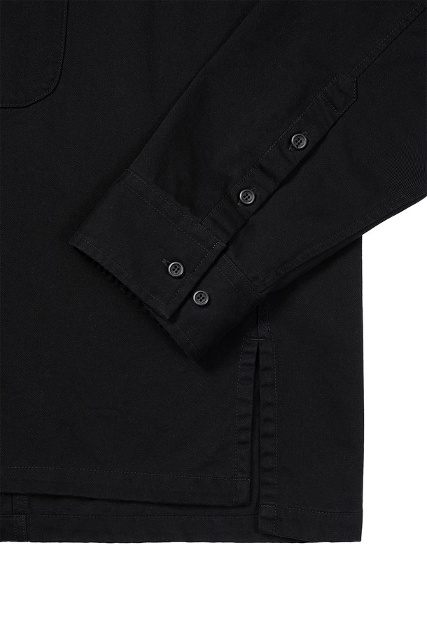 도트 패치 풀오버 셔츠는 튜닉 셔츠를 기반으로 한 젠더리스 디자인의 풀오버 셔츠입니다. 봄, 가을에 어울리는 두꺼운 면 소재로 제작되었으며, 블랙 컬러에 도트 패턴이 특징입니다. 루즈핏으로 편안함을 강조하며, 브이넥 디자인이 시원한 느낌을 줍니다. 피그먼트 염색, 기모 처리, 가먼트 워싱으로 독특한 질감을 살렸으며, 레이어드 스타일링에 용이하여 데이트룩, 모임룩, 캐주얼, 미니멀, 클래식 스타일 연출에 활용하기 좋습니다.
