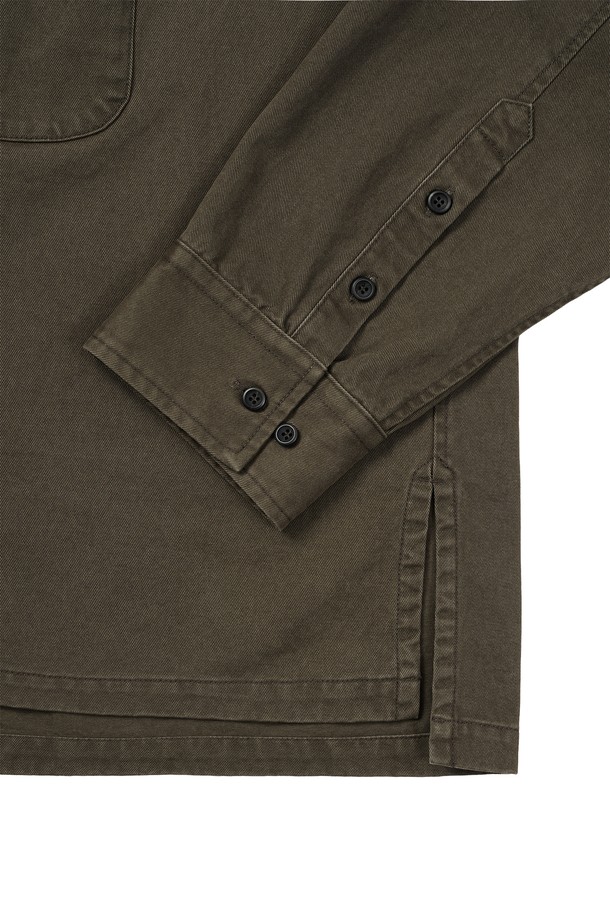 **도트 패치 풀오버 셔츠**는 남녀 모두 착용 가능한 캐주얼, 미니멀 스타일의 긴소매 셔츠입니다. 브라운 컬러의 면 소재로 제작되었으며, 튜닉 셔츠 스타일과 풀오버 디자인이 특징입니다. 뻣뻣한 촉감과 두꺼운 두께감으로 봄, 가을에 적합하며, 오버핏으로 편안하게 착용할 수 있습니다. 도트 무늬가 돋보이며, 앞 중심이 깊게 파인 브이넥 디자인으로 레이어드하여 다양한 스타일을 연출할 수 있습니다. 피그먼트 염색 기법을 사용하여 빈티지한 느낌을 더했습니다.
