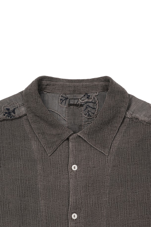 가을, 데이트룩을 위한 빈티지 무드의 다잉 플라워 셔츠입니다. 차이나칼라와 레귤러핏으로 클래식, 캐주얼, 레트로 스타일을 모두 소화합니다. 면 소재에 도톰한 두께감으로 제작되었으며, 가먼트 피그먼트 다잉 처리와 바이오 워싱을 통해 독특한 촉감을 선사합니다. 플라워 패턴과 컷오프, 올풀림 디테일이 돋보이며, 너트 단추를 사용하여 빈티지한 멋을 더했습니다. 긴 소매 기장의 레귤러핏 셔츠로, 어떤 하의와도 멋스럽게 어울립니다.
