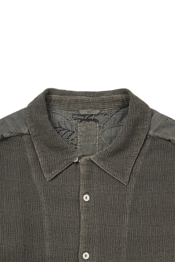 빈티지 무드의 다잉 플라워 셔츠입니다. 오프화이트 컬러 바탕에 플라워 패턴이 돋보이며, 가을에 어울리는 도톰한 두께감으로 제작되었습니다. 가먼트 피그먼트 다잉 처리와 바이오 워싱을 통해 독특한 촉감을 선사하며, 컷오프 및 올풀림 디테일로 유니크한 멋을 더했습니다. 레귤러핏으로 제작되어 편안하며, 너트 단추와 셔츠칼라 디자인으로 클래식하면서도 레트로한 스타일을 연출합니다. 데이트룩, 모임룩, 여행룩 등 다양한 TPO에 활용할 수 있는 캐주얼 셔츠입니다.
