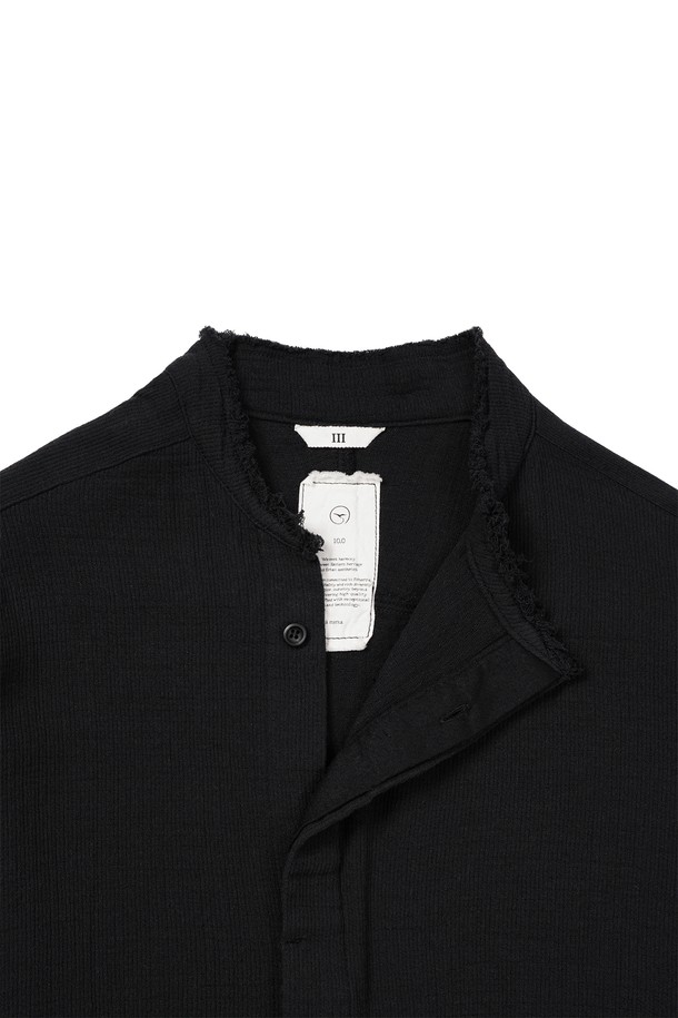 부드러운 면 소재의 거즈 이중직으로 제작되어 편안한 착용감을 선사하는 롱 셔츠입니다. 미니멀한 무드를 연출하며, 봄, 여름, 가을 세 계절 모두 활용 가능합니다. 차이나 칼라와 히든 버튼 여밈, 롱 기장으로 세련된 핏을 완성합니다. 불규칙 컷오프 마감과 레이어드 스타일, 스트링 여밈 디테일이 돋보입니다. 데이트룩, 모임룩 등 다양한 TPO에 미니멀, 클래식, 캐주얼 스타일로 연출하기 좋습니다.
