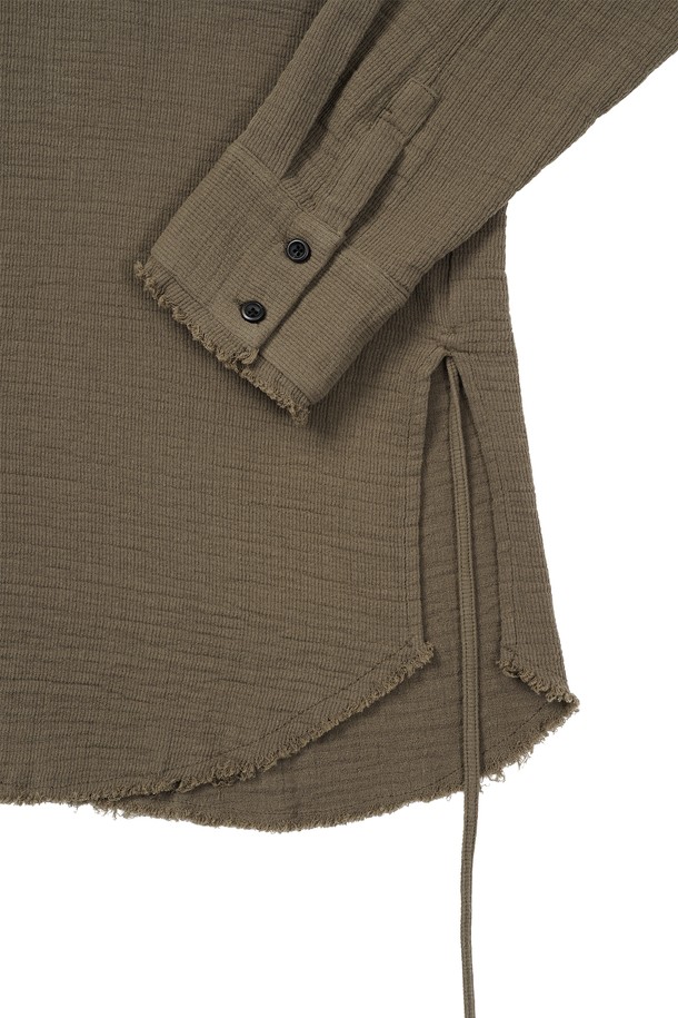 부드러운 면 소재의 거즈 레이어드 롱 셔츠입니다. 브라운 컬러의 셔츠로, 봄, 가을에 착용하기 좋습니다. 얇은 두께감과 레귤러핏으로 편안한 착용감을 선사하며, 베이직하고 캐주얼한 스타일을 연출합니다. 차이나칼라와 긴 소매, 히든버튼 여밈 방식이 특징이며, 이중직 거즈 소재와 불규칙 컷오프 마감, 동양적 여밈 방식, 스트링 디테일로 포인트를 더했습니다. 캐주얼, 미니멀, 클래식 스타일을 즐기는 남성분들께 추천합니다.
