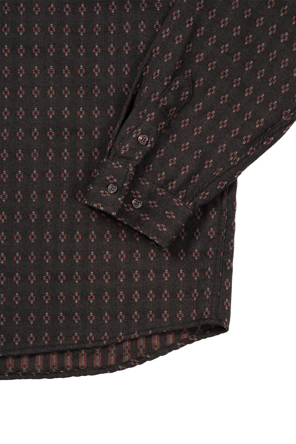 블랙 컬러의 울 자카드 셔츠입니다. 두꺼운 울 소재로 제작되어 겨울철에도 포근하게 착용할 수 있으며, 클래식한 스타일을 연출합니다. 플라워 자카드 패턴이 돋보이며, 차이나칼라와 긴 소매 기장으로 디자인되었습니다. 가먼트 워싱 처리하여 수축률을 안정화했고, 슬릿 체스트 포켓과 볼펜꽂이 기능을 더했습니다. 스탠다드핏 또는 루즈핏으로, 비즈니스 캐주얼 및 모임룩에 적합합니다.
