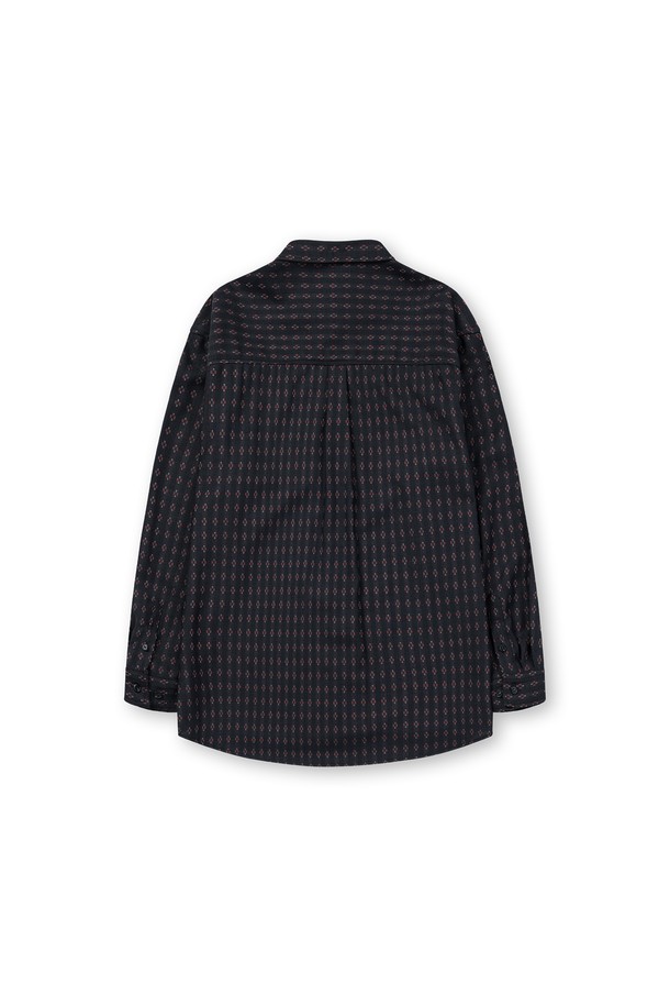 울 자카드 셔츠는 클래식하고 베이직한 스타일을 추구하는 남성들을 위한 겨울철 필수 아이템입니다. 블랙과 차콜 두 가지 색상으로 출시되었으며, 울 100% 소재로 제작되어 포근한 촉감을 선사합니다. 가먼트 워싱 처리를 통해 수축률을 안정화했으며, 슬릿 체스트 포켓과 볼펜꽂이 기능을 더하여 실용성을 높였습니다. 스탠다드핏 또는 루즈핏으로, 비즈니스 캐주얼, 출근룩, 모임룩 등 다양한 TPO에 활용 가능합니다. 자카드 플라워 패턴과 칼라 디자인이 돋보이는 긴 소매 셔츠로, 미니멀하고 시크한 스타일을 완성해보세요.
