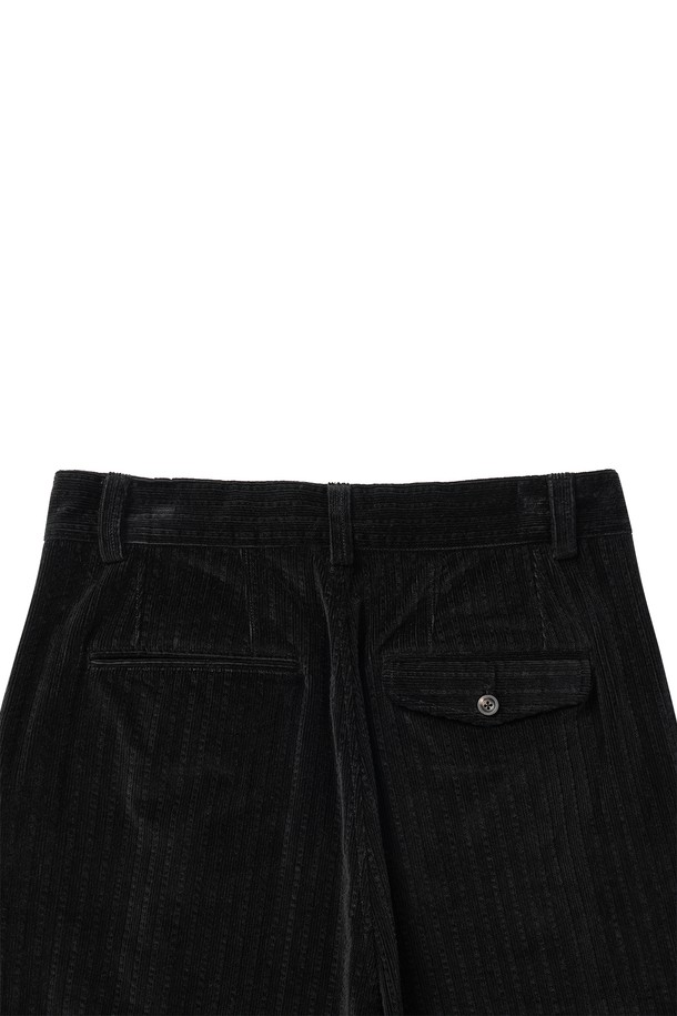세련된 남성 출근룩을 완성하는 투 턱 코듀로이 팬츠입니다. 부드러운 코듀로이, 면, 폴리우레탄 혼방 소재로 제작되어 가을과 겨울, 따뜻하고 편안한 착용감을 선사합니다. 클래식하고 캐주얼한 무드를 넘나드는 벌룬핏과 무지 디자인은 미니멀한 스타일을 연출하며, 투 턱 디테일이 은은한 포인트를 더합니다. YKK 금속 지퍼, 소뿔 단추, 후면 비대칭 포켓, 가먼트 워싱 처리 등 섬세한 마감으로 완성도를 높였습니다. 블랙 컬러의 루즈핏 긴바지로, 어떤 상의와도 매치하기 용이합니다.
