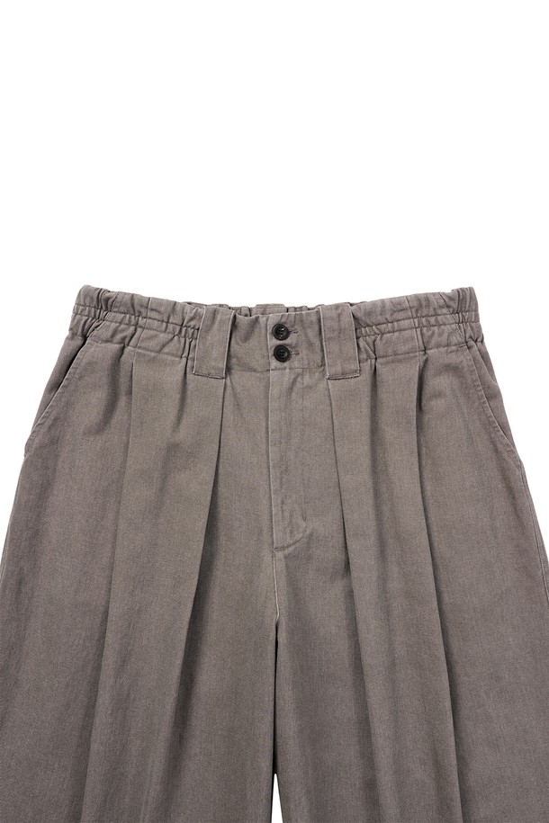 부드러운 면 소재에 도톰한 두께감으로 제작된 남성용 "문 자" 팬츠입니다. 그레이 컬러의 무지 디자인으로 미니멀하고 모던한 스타일을 연출하며, 편안한 루즈핏과 와이드, 벌룬핏의 조화로 트렌디함을 더했습니다. 피그먼트 염색, 바이오 워싱 가공, 2차 가먼트 워싱을 거쳐 빈티지한 매력을 살렸으며, 부드러운 촉감으로 편안한 착용감을 선사합니다. 소뿔 단추와 YKK 나일론 지퍼, 크롭 기장으로 디테일을 더해 산책룩, 집콕룩, 캐주얼, 클래식 등 다채로운 스타일링을 완성할 수 있습니다.

