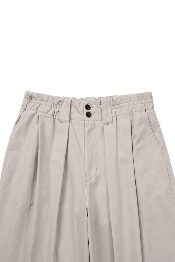 부드러운 면 소재로 제작되어 편안한 착용감을 선사하는 문 자 팬츠입니다. 그레이 컬러에 동양적, 빈티지 무드를 더했으며, 봄, 여름, 가을 3계절 모두 활용 가능한 실용적인 아이템입니다. 벌룬핏과 루즈핏으로 활동성을 높였으며, 크롭 기장으로 트렌디한 스타일을 연출합니다. 피그먼트 염색, 바이오 워싱 가공, 기모 처리, 소뿔 단추, YKK 나일론 양면지퍼, 2차 가먼트 워싱 등 섬세한 디테일로 완성도를 높였습니다. 산책룩, 집콕룩, 캐주얼, 미니멀, 스트리트 스타일을 모두 소화 가능한 만능 팬츠입니다.
