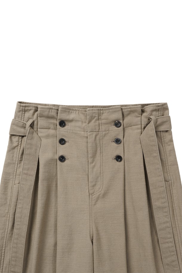 부드러운 면 소재의 슬럽 플리츠 벨티드 팬츠입니다. 빈티지하고 캐주얼한 스타일을 연출하기 좋으며, 봄, 가을에 착용하기 적합합니다. 루즈핏 와이드 레그 디자인으로 편안한 착용감을 선사하며, 벨트가 포함되어 있어 허리 라인을 잡아줍니다. 6개의 단추 디테일과 YKK 스냅 여밈, 가먼트 워싱 처리를 통해 완성도를 높였습니다. 베이지 컬러의 긴바지로, 일상생활에서 폭넓게 활용할 수 있습니다.
