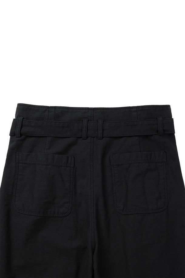 세련된 분위기를 연출하는 남성용 슬럽 플리츠 벨티드 팬츠입니다. 빈티지하면서도 캐주얼한 스타일로, 출근룩이나 비즈니스 캐주얼에 활용하기 좋습니다. 넉넉한 레귤러핏에 면 소재의 부드러운 촉감이 편안한 착용감을 선사합니다. 슬럽 패턴으로 은은한 멋을 더했으며, 6개의 소뿔 단추와 YKK 스냅 여밈, 허리 사이즈 조절 기능으로 실용성을 높였습니다. 가먼트 워싱 처리로 자연스러운 멋을 살린 블랙 컬러의 긴바지입니다.
