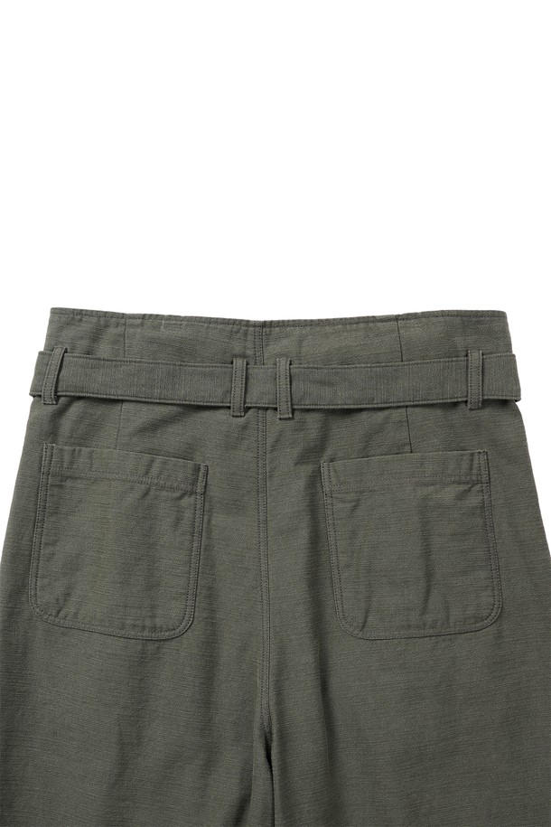 **슬럽 플리츠 벨티드 팬츠**는 봄, 여름, 가을 시즌에 착용하기 좋은 남성용 바지입니다. 카키와 올리브 두 가지 색상으로 출시되었으며, 슬럽 패턴의 면 소재로 제작되어 부드러운 촉감을 자랑합니다. 얇은 두께감과 루즈핏 와이드 스타일로 편안한 착용감을 선사하며, 6개의 소뿔 단추와 YKK 스냅 여밈, 가먼트 워싱 처리를 통해 빈티지하면서도 캐주얼한 무드를 연출합니다. 허리 사이즈 조절이 가능한 벨트형 밴딩 디자인으로, 일상복으로 활용하기 좋습니다.
