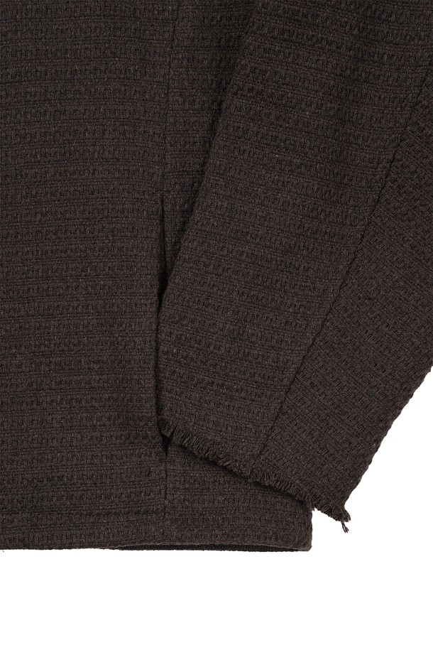 세련된 무드의 카라리스 트위드 가디건입니다. 울과 폴리에스터 혼방 소재로 제작되어 간절기에 포근함을 선사하며, 레귤러핏 디자인으로 편안하게 착용할 수 있습니다. 브라운, 다크브라운 두 가지 색상으로 출시되었으며, 모던하고 미니멀한 스타일을 연출하기 좋습니다. 칼라리스 디자인과 구김이 적은 소재, 기계세탁 가능하여 실용성을 높였습니다. 출근룩과 모임룩, 그리고 클래식, 미니멀, 캐주얼 등 다양한 스타일과 매치하여 멋스러운 룩을 완성해보세요.
