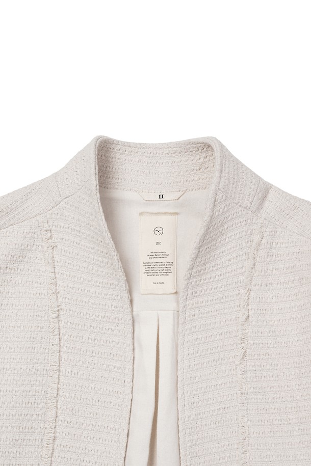 베이지 컬러의 카라리스 트위드 가디건입니다. 울과 폴리에스테르 혼방 소재로 제작되어 포근한 촉감과 두꺼운 두께감을 자랑하며, 간절기에 입기 좋습니다. 뒷목 중심 부분의 각도를 높여 편안함을 더했으며, 구김이 적어 관리가 용이합니다. 오픈형 디자인과 레귤러핏으로 모던하고 미니멀한 스타일을 연출하며, 다양한 이너와 레이어드하여 데이트룩, 모임룩, 클래식, 미니멀, 캐주얼 등 폭넓은 스타일을 소화할 수 있습니다. 기계 세탁이 가능하여 실용적입니다.
