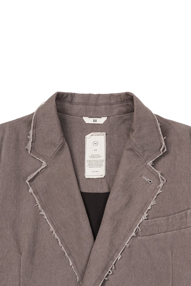 빈티지 컷 오프 블레이저는 남성용으로, 봄, 가을에 어울리는 루즈핏의 크롭 블레이저입니다. 부드러운 면 소재에 도톰한 두께감으로 제작되었으며, 그레이 컬러에 무지 패턴으로 캐주얼하고 클래식한 스타일을 연출합니다. 컷 오프 디테일, 가먼트 워싱, 피그먼트 염색, 스탠드업 칼라 등의 특징을 갖추고 있으며, 싱글 버튼 여밈 방식과 긴 소매 기장으로 디자인되었습니다. 출근룩과 비즈니스 캐주얼에 활용하기 좋으며, 미니멀한 스타일을 선호하는 분들께 추천합니다.
