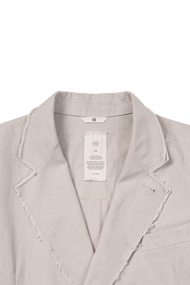 빈티지 컷 오프 블레이저는 남성용 아우터로, 봄, 가을에 착용하기 좋습니다. 베이지와 그레이 두 가지 색상으로 출시되었으며, 컷 오프 디테일과 가먼트 워싱, 피그먼트 염색 기법이 빈티지한 무드를 더합니다. 스탠드업 칼라와 패드리스 디자인으로 편안한 착용감을 선사하며, 루즈핏과 싱글 버튼 여밈으로 캐주얼하고 클래식한 스타일을 연출합니다. 면 소재의 도톰한 두께감과 부드러운 촉감, 긴 소매 기장이 특징이며, 출근룩과 비즈니스 캐주얼에 활용하기 좋습니다.
