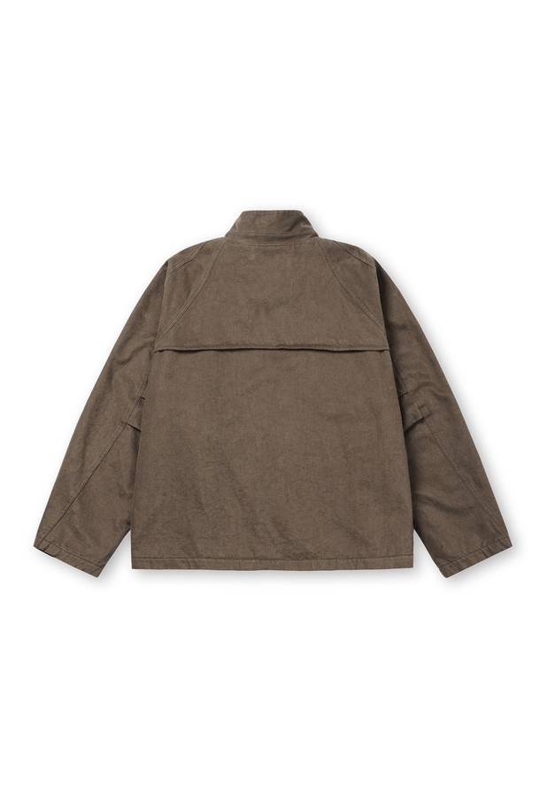 미니멀하고 세련된 남성용 크롭 하이넥 블루종입니다. 부드러운 면 소재로 제작되어 편안한 착용감을 선사하며, 봄, 가을 간절기에 적합합니다. 하이넥 칼라와 YKK 엔틱 골드 지퍼, 리얼 가죽 지퍼 풀러 디테일이 고급스러운 무드를 더합니다. 가먼트 워싱 처리로 자연스러운 멋을 살렸으며, 큐프라, 폴리에스터, 면 혼방 안감으로 활동성을 높였습니다. 데이트룩, 출근룩, 모임룩 등 다양한 TPO에 활용 가능한 레귤러핏 블루종입니다.
