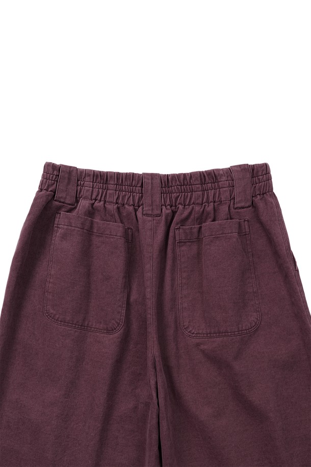 부드러운 면 소재에 톤 다운된 퍼플 컬러가 매력적인 "문 자" 팬츠입니다. 동양적인 무드와 빈티지한 감성을 동시에 느낄 수 있으며, 사계절 내내 활용하기 좋습니다. 벌룬핏 루즈핏 디자인에 크롭 기장으로 트렌디함을 더했고, 피그먼트 염색과 바이오 워싱 가공, 2차 가먼트 워싱을 거쳐 자연스러운 멋을 살렸습니다. 밴딩 이밴드와 소뿔 단추, YKK 나일론 양면지퍼 디테일로 편안함과 퀄리티를 높였으며, 산책룩이나 집콕룩, 캐주얼 및 미니멀 스타일 모두 소화 가능합니다. 도톰한 두께감과 부드러운 촉감으로 편안하게 착용할 수 있습니다.
