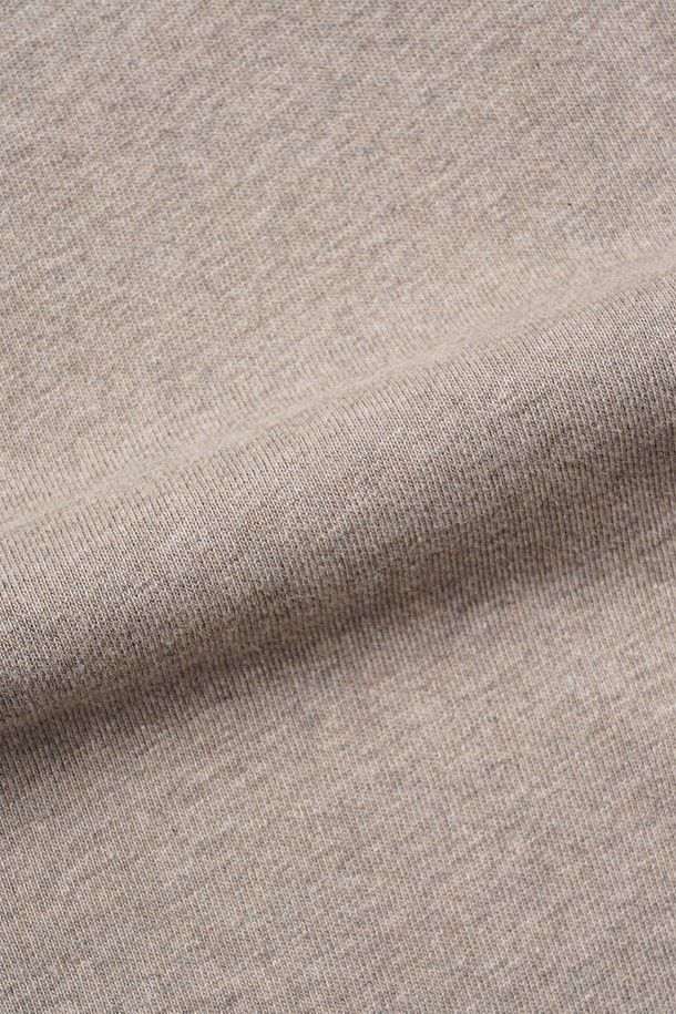 멜란지 컬러의 크롭 루즈드 터틀넥 티셔츠입니다. 면 소재로 제작되어 부드러운 촉감을 선사하며, 가을/겨울 시즌에 착용하기 좋습니다. 8cm 높이의 터틀넥 디자인과 배색 컬러 스티치 포인트가 특징이며, 넥 너비가 넓어 입고 벗기 용이합니다. 루즈핏으로 편안한 착용감을 제공하며, 베이직한 스타일로 출근룩, 모임룩, 클래식, 미니멀, 캐주얼 등 다양한 TPO와 스타일에 매치하기 좋습니다. 긴소매와 두꺼운 두께감으로 따뜻하게 착용할 수 있습니다.
