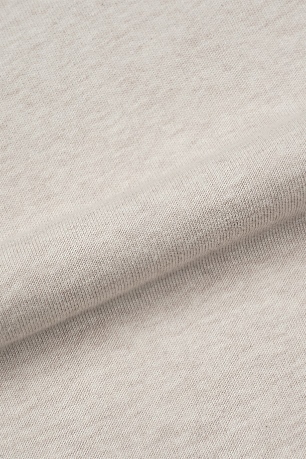 **크롭 루즈드 터틀넥 티셔츠**는 베이직하면서도 미니멀한 스타일을 추구하는 분들을 위한 아이템입니다. 가을, 겨울 시즌에 어울리는 부드러운 면 소재로 제작되었으며, 멜란지 베이지 컬러가 은은한 분위기를 자아냅니다. 루즈핏과 크롭 기장으로 트렌디함을 더하고, 배색 스티치 포인트가 밋밋함을 덜어줍니다. 터틀넥 디자인으로 보온성을 높였으며, 출근룩과 모임룩 등 다양한 TPO에 활용 가능합니다.
