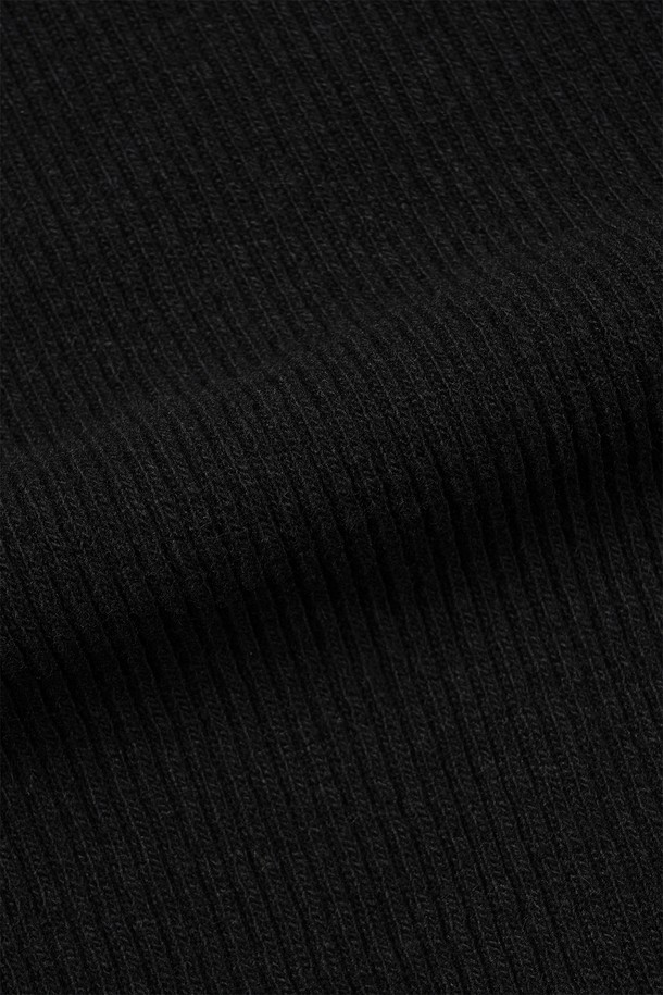 블랙 컬러의 남성용 바라클라바 후디입니다. 가을, 겨울 시즌에 어울리는 두꺼운 두께감의 루즈핏으로, 부드러운 울과 폴리에스터 혼방 소재를 사용하여 편안한 착용감을 선사합니다. 핑거홀 디테일과 립 밴드 없는 소매단, 멜란지 컬러감과 투톤 편직이 특징이며, 가먼트 워싱 처리를 통해 자연스러운 멋을 더했습니다. 미니멀, 스포티, 캐주얼 스타일을 즐기는 출근룩에 활용하기 좋습니다. 신축성이 있어 활동성을 높여줍니다.
