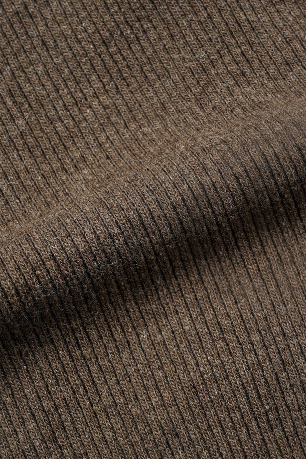 부드러운 울과 폴리에스테르 혼방 소재로 제작된 바라클라바 후디입니다. 멜란지 브라운 컬러와 골지 패턴이 포근하고 따뜻한 느낌을 주며, 가을, 겨울철에 착용하기 좋습니다. 루즈핏으로 편안한 착용감을 선사하며, 핑거홀과 배색 디테일이 돋보입니다. 후드가 있어 보온성을 높였으며, 집콕룩, 산책룩, 여행룩 등 다양한 TPO에 캐주얼, 미니멀, 스포티한 스타일로 활용하기 좋습니다. 두꺼운 두께감으로 추운 날씨에도 든든하게 몸을 감싸줍니다.
