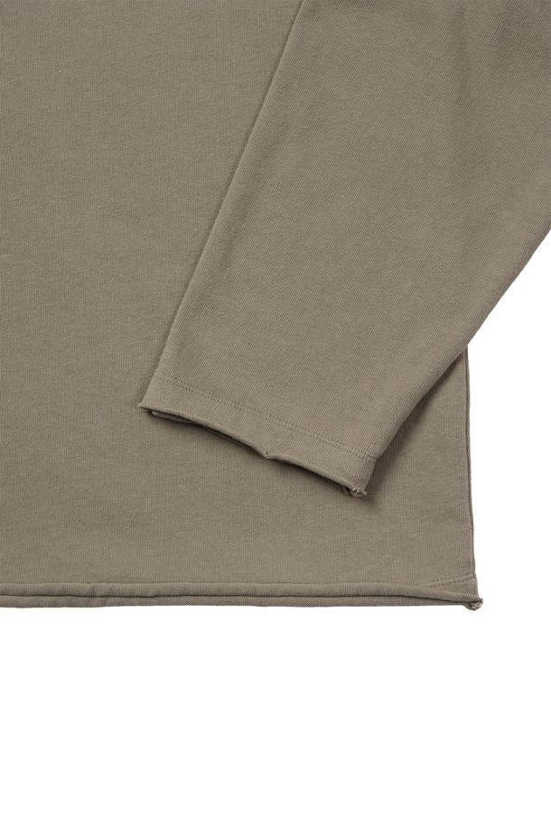 부드러운 벨벳 터치감과 컷오프 디테일이 돋보이는 "벨베티 컷 오프 롱 슬리브"입니다. 면 소재로 제작되어 사계절 내내 편안하게 착용 가능하며, 라운드넥과 레귤러핏으로 미니멀하고 베이직한 스타일을 연출합니다. 가먼트 워싱 처리로 자연스러운 멋을 더했으며, 어깨 제감 바인딩과 체인스티치 마감으로 튼튼하게 제작되었습니다. 출근룩이나 모임룩 등 다양한 TPO에 활용 가능하며, 미니멀, 클래식, 캐주얼 스타일을 즐겨 입는 분들께 추천합니다. 색상은 브라운입니다.
