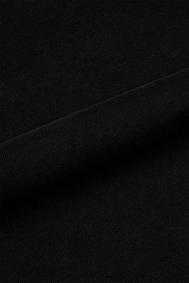 벨베티 컷 오프 롱 슬리브는 부드러운 벨벳 터치감으로 포근한 착용감을 선사합니다. 가먼트 워싱 처리로 자연스러운 멋을 더했으며, 컷오프 디테일과 어깨 제감 바인딩, 체인스티치로 포인트를 주어 미니멀하면서도 개성 있는 스타일을 연출합니다. 사계절 내내 활용 가능한 두꺼운 면 소재의 레귤러핏 티셔츠로, 출근룩이나 모임룩 등 다양한 TPO에 맞춰 클래식하고 캐주얼하게 스타일링할 수 있습니다. 라운드넥 디자인과 무지 패턴의 블랙 컬러는 어떤 코디에도 쉽게 매치되어 활용도가 높습니다.
