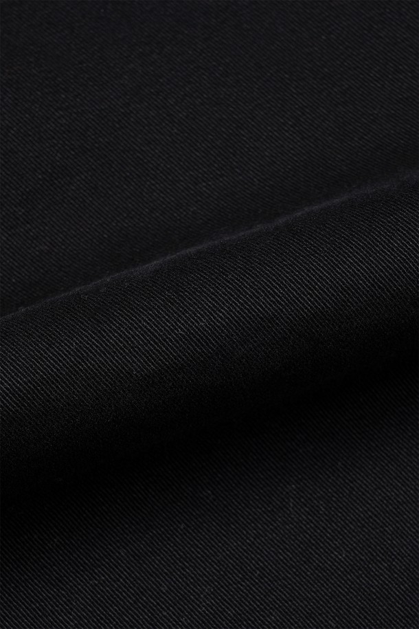 도트 패치 풀오버 셔츠는 튜닉 셔츠를 기반으로 한 젠더리스 디자인의 풀오버 셔츠입니다. 봄, 가을에 어울리는 두꺼운 면 소재로 제작되었으며, 블랙 컬러에 도트 패턴이 특징입니다. 루즈핏으로 편안함을 강조하며, 브이넥 디자인이 시원한 느낌을 줍니다. 피그먼트 염색, 기모 처리, 가먼트 워싱으로 독특한 질감을 살렸으며, 레이어드 스타일링에 용이하여 데이트룩, 모임룩, 캐주얼, 미니멀, 클래식 스타일 연출에 활용하기 좋습니다.
