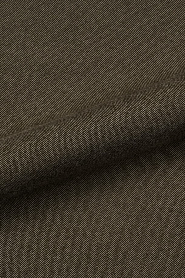 **도트 패치 풀오버 셔츠**는 남녀 모두 착용 가능한 캐주얼, 미니멀 스타일의 긴소매 셔츠입니다. 브라운 컬러의 면 소재로 제작되었으며, 튜닉 셔츠 스타일과 풀오버 디자인이 특징입니다. 뻣뻣한 촉감과 두꺼운 두께감으로 봄, 가을에 적합하며, 오버핏으로 편안하게 착용할 수 있습니다. 도트 무늬가 돋보이며, 앞 중심이 깊게 파인 브이넥 디자인으로 레이어드하여 다양한 스타일을 연출할 수 있습니다. 피그먼트 염색 기법을 사용하여 빈티지한 느낌을 더했습니다.
