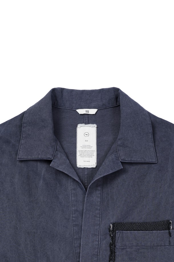네이비 컬러의 도트 패턴이 돋보이는 젠더리스 풀오버 셔츠입니다. 봄, 가을에 어울리는 두꺼운 면 소재로 제작되어 뻣뻣한 촉감이 특징이며, 튜닉 형태와 크롭 기장으로 레이어드 스타일을 연출하기 좋습니다. 앞 중심 깊게 파인 디자인과 기모 처리, 피그먼트 워싱으로 빈티지한 멋을 더했습니다. 캐주얼, 클래식, 미니멀 스타일을 즐겨 입는 분들께 출근룩으로 추천하는 아이템입니다. 단추 없이 편안하게 착용할 수 있습니다.
