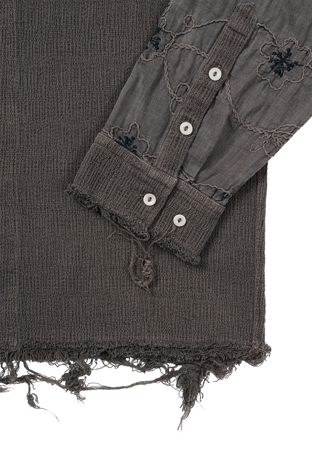 가을, 데이트룩을 위한 빈티지 무드의 다잉 플라워 셔츠입니다. 차이나칼라와 레귤러핏으로 클래식, 캐주얼, 레트로 스타일을 모두 소화합니다. 면 소재에 도톰한 두께감으로 제작되었으며, 가먼트 피그먼트 다잉 처리와 바이오 워싱을 통해 독특한 촉감을 선사합니다. 플라워 패턴과 컷오프, 올풀림 디테일이 돋보이며, 너트 단추를 사용하여 빈티지한 멋을 더했습니다. 긴 소매 기장의 레귤러핏 셔츠로, 어떤 하의와도 멋스럽게 어울립니다.
