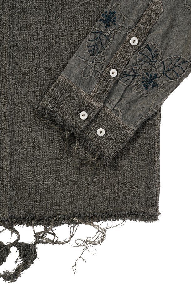 빈티지 무드의 다잉 플라워 셔츠입니다. 오프화이트 컬러 바탕에 플라워 패턴이 돋보이며, 가을에 어울리는 도톰한 두께감으로 제작되었습니다. 가먼트 피그먼트 다잉 처리와 바이오 워싱을 통해 독특한 촉감을 선사하며, 컷오프 및 올풀림 디테일로 유니크한 멋을 더했습니다. 레귤러핏으로 제작되어 편안하며, 너트 단추와 셔츠칼라 디자인으로 클래식하면서도 레트로한 스타일을 연출합니다. 데이트룩, 모임룩, 여행룩 등 다양한 TPO에 활용할 수 있는 캐주얼 셔츠입니다.
