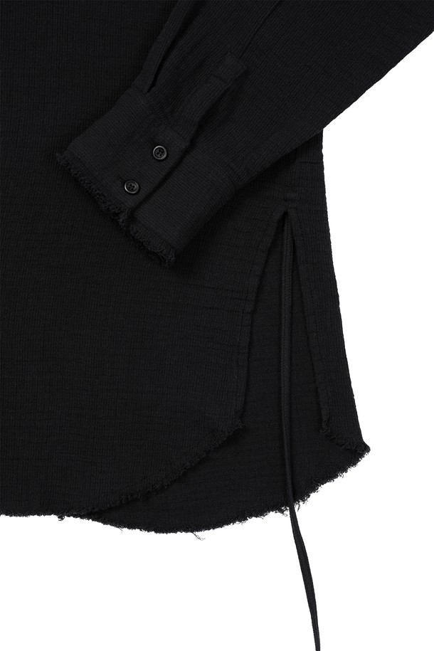 부드러운 면 소재의 거즈 이중직으로 제작되어 편안한 착용감을 선사하는 롱 셔츠입니다. 미니멀한 무드를 연출하며, 봄, 여름, 가을 세 계절 모두 활용 가능합니다. 차이나 칼라와 히든 버튼 여밈, 롱 기장으로 세련된 핏을 완성합니다. 불규칙 컷오프 마감과 레이어드 스타일, 스트링 여밈 디테일이 돋보입니다. 데이트룩, 모임룩 등 다양한 TPO에 미니멀, 클래식, 캐주얼 스타일로 연출하기 좋습니다.
