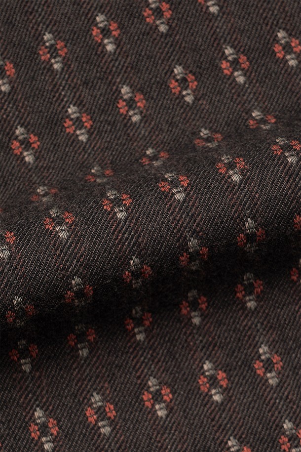 블랙 컬러의 울 자카드 셔츠입니다. 두꺼운 울 소재로 제작되어 겨울철에도 포근하게 착용할 수 있으며, 클래식한 스타일을 연출합니다. 플라워 자카드 패턴이 돋보이며, 차이나칼라와 긴 소매 기장으로 디자인되었습니다. 가먼트 워싱 처리하여 수축률을 안정화했고, 슬릿 체스트 포켓과 볼펜꽂이 기능을 더했습니다. 스탠다드핏 또는 루즈핏으로, 비즈니스 캐주얼 및 모임룩에 적합합니다.
