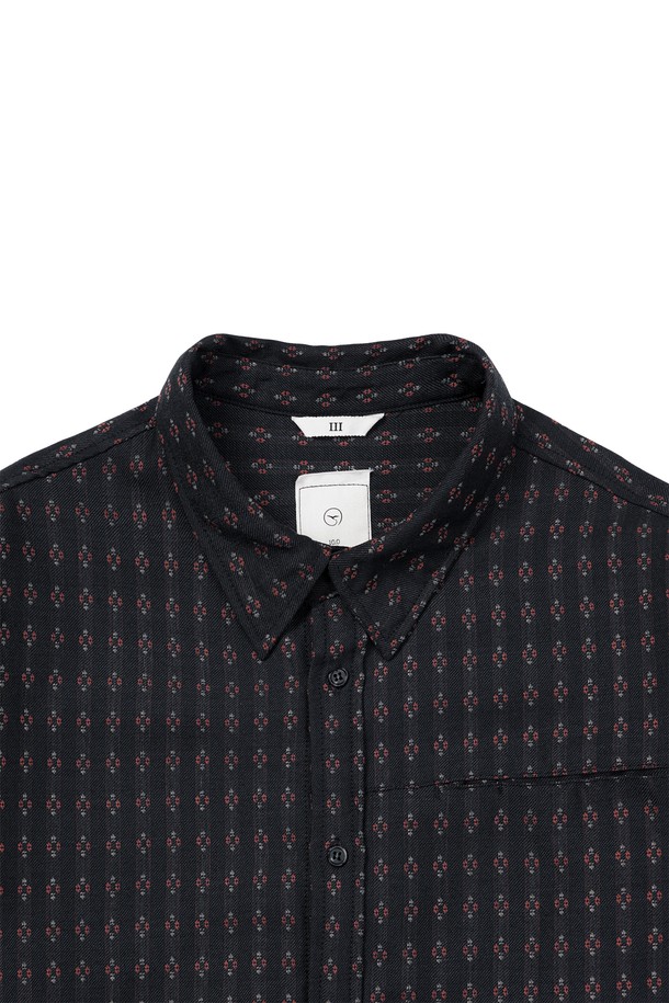 울 자카드 셔츠는 클래식하고 베이직한 스타일을 추구하는 남성들을 위한 겨울철 필수 아이템입니다. 블랙과 차콜 두 가지 색상으로 출시되었으며, 울 100% 소재로 제작되어 포근한 촉감을 선사합니다. 가먼트 워싱 처리를 통해 수축률을 안정화했으며, 슬릿 체스트 포켓과 볼펜꽂이 기능을 더하여 실용성을 높였습니다. 스탠다드핏 또는 루즈핏으로, 비즈니스 캐주얼, 출근룩, 모임룩 등 다양한 TPO에 활용 가능합니다. 자카드 플라워 패턴과 칼라 디자인이 돋보이는 긴 소매 셔츠로, 미니멀하고 시크한 스타일을 완성해보세요.
