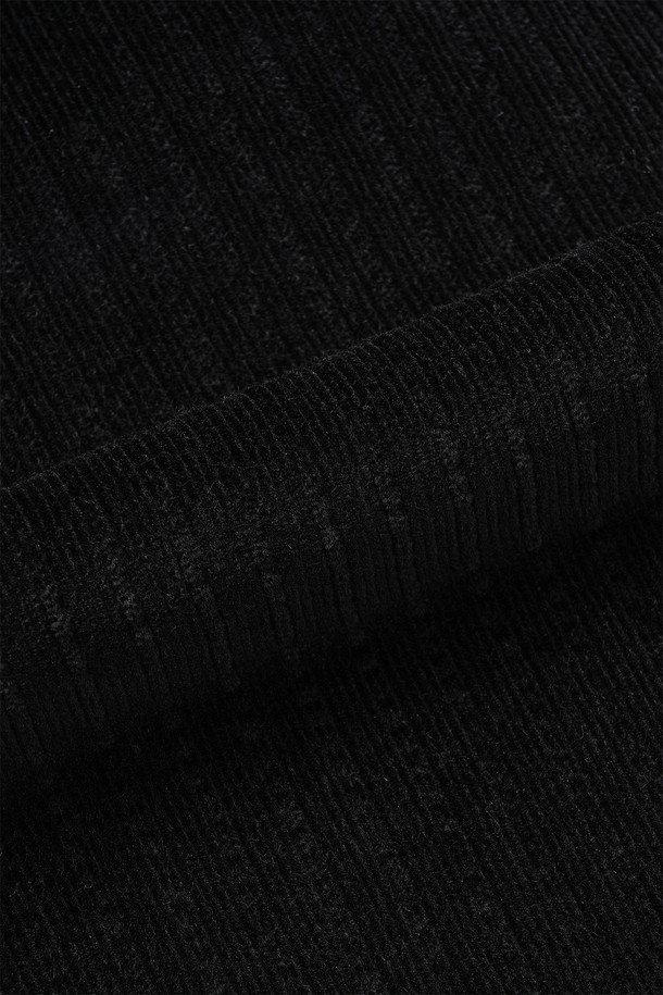 세련된 남성 출근룩을 완성하는 투 턱 코듀로이 팬츠입니다. 부드러운 코듀로이, 면, 폴리우레탄 혼방 소재로 제작되어 가을과 겨울, 따뜻하고 편안한 착용감을 선사합니다. 클래식하고 캐주얼한 무드를 넘나드는 벌룬핏과 무지 디자인은 미니멀한 스타일을 연출하며, 투 턱 디테일이 은은한 포인트를 더합니다. YKK 금속 지퍼, 소뿔 단추, 후면 비대칭 포켓, 가먼트 워싱 처리 등 섬세한 마감으로 완성도를 높였습니다. 블랙 컬러의 루즈핏 긴바지로, 어떤 상의와도 매치하기 용이합니다.
