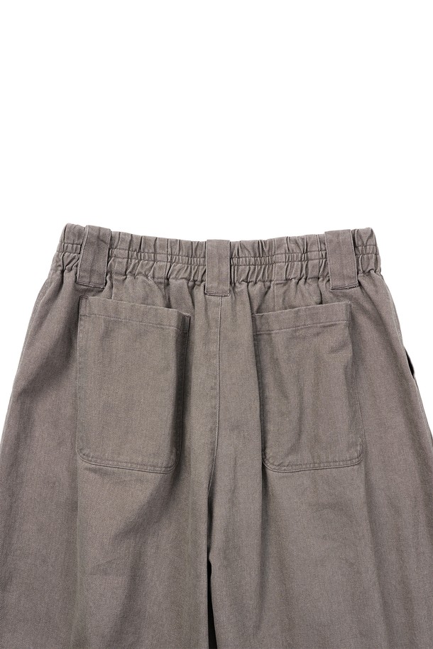 부드러운 면 소재에 도톰한 두께감으로 제작된 남성용 "문 자" 팬츠입니다. 그레이 컬러의 무지 디자인으로 미니멀하고 모던한 스타일을 연출하며, 편안한 루즈핏과 와이드, 벌룬핏의 조화로 트렌디함을 더했습니다. 피그먼트 염색, 바이오 워싱 가공, 2차 가먼트 워싱을 거쳐 빈티지한 매력을 살렸으며, 부드러운 촉감으로 편안한 착용감을 선사합니다. 소뿔 단추와 YKK 나일론 지퍼, 크롭 기장으로 디테일을 더해 산책룩, 집콕룩, 캐주얼, 클래식 등 다채로운 스타일링을 완성할 수 있습니다.
