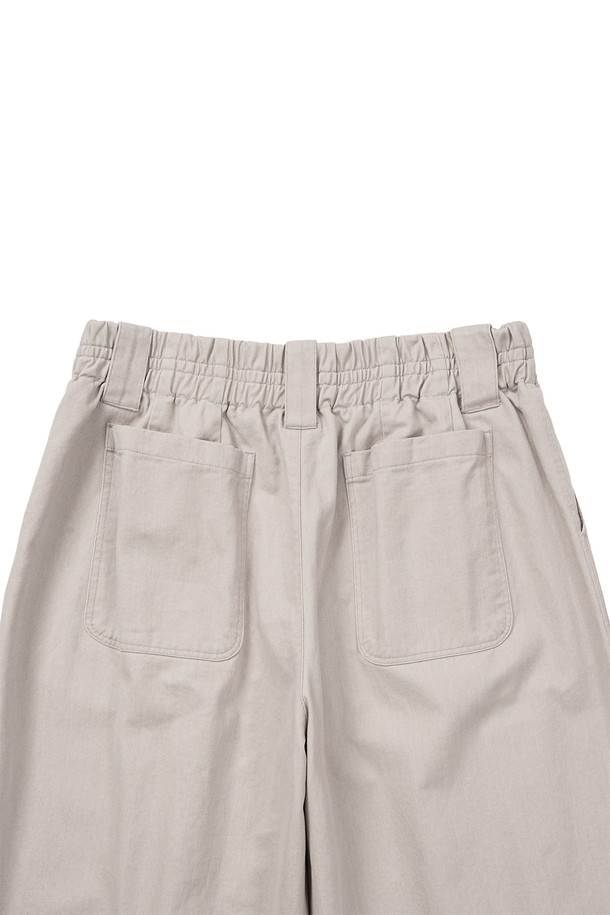 부드러운 면 소재로 제작되어 편안한 착용감을 선사하는 문 자 팬츠입니다. 그레이 컬러에 동양적, 빈티지 무드를 더했으며, 봄, 여름, 가을 3계절 모두 활용 가능한 실용적인 아이템입니다. 벌룬핏과 루즈핏으로 활동성을 높였으며, 크롭 기장으로 트렌디한 스타일을 연출합니다. 피그먼트 염색, 바이오 워싱 가공, 기모 처리, 소뿔 단추, YKK 나일론 양면지퍼, 2차 가먼트 워싱 등 섬세한 디테일로 완성도를 높였습니다. 산책룩, 집콕룩, 캐주얼, 미니멀, 스트리트 스타일을 모두 소화 가능한 만능 팬츠입니다.
