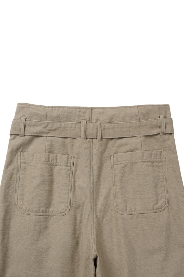 부드러운 면 소재의 슬럽 플리츠 벨티드 팬츠입니다. 빈티지하고 캐주얼한 스타일을 연출하기 좋으며, 봄, 가을에 착용하기 적합합니다. 루즈핏 와이드 레그 디자인으로 편안한 착용감을 선사하며, 벨트가 포함되어 있어 허리 라인을 잡아줍니다. 6개의 단추 디테일과 YKK 스냅 여밈, 가먼트 워싱 처리를 통해 완성도를 높였습니다. 베이지 컬러의 긴바지로, 일상생활에서 폭넓게 활용할 수 있습니다.
