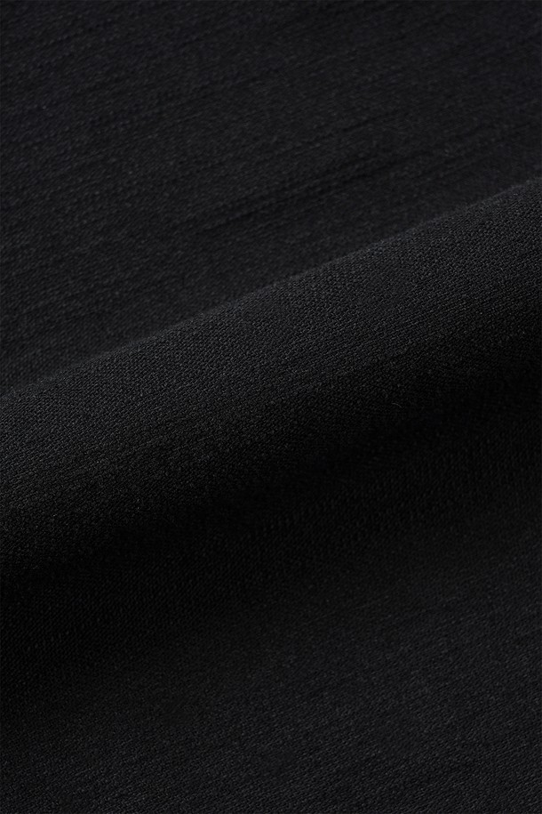 세련된 분위기를 연출하는 남성용 슬럽 플리츠 벨티드 팬츠입니다. 빈티지하면서도 캐주얼한 스타일로, 출근룩이나 비즈니스 캐주얼에 활용하기 좋습니다. 넉넉한 레귤러핏에 면 소재의 부드러운 촉감이 편안한 착용감을 선사합니다. 슬럽 패턴으로 은은한 멋을 더했으며, 6개의 소뿔 단추와 YKK 스냅 여밈, 허리 사이즈 조절 기능으로 실용성을 높였습니다. 가먼트 워싱 처리로 자연스러운 멋을 살린 블랙 컬러의 긴바지입니다.
