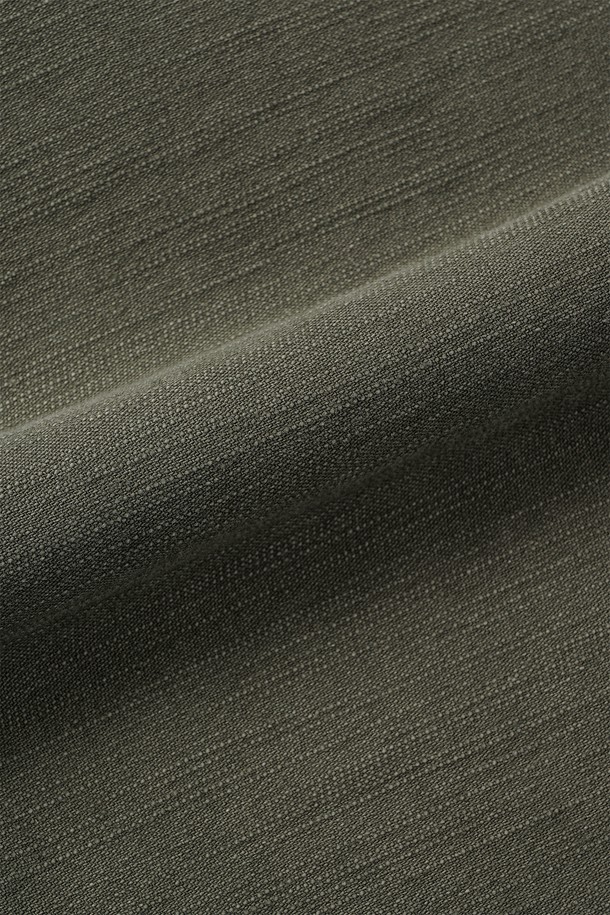 **슬럽 플리츠 벨티드 팬츠**는 봄, 여름, 가을 시즌에 착용하기 좋은 남성용 바지입니다. 카키와 올리브 두 가지 색상으로 출시되었으며, 슬럽 패턴의 면 소재로 제작되어 부드러운 촉감을 자랑합니다. 얇은 두께감과 루즈핏 와이드 스타일로 편안한 착용감을 선사하며, 6개의 소뿔 단추와 YKK 스냅 여밈, 가먼트 워싱 처리를 통해 빈티지하면서도 캐주얼한 무드를 연출합니다. 허리 사이즈 조절이 가능한 벨트형 밴딩 디자인으로, 일상복으로 활용하기 좋습니다.
