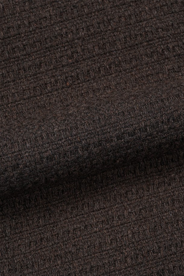 세련된 무드의 카라리스 트위드 가디건입니다. 울과 폴리에스터 혼방 소재로 제작되어 간절기에 포근함을 선사하며, 레귤러핏 디자인으로 편안하게 착용할 수 있습니다. 브라운, 다크브라운 두 가지 색상으로 출시되었으며, 모던하고 미니멀한 스타일을 연출하기 좋습니다. 칼라리스 디자인과 구김이 적은 소재, 기계세탁 가능하여 실용성을 높였습니다. 출근룩과 모임룩, 그리고 클래식, 미니멀, 캐주얼 등 다양한 스타일과 매치하여 멋스러운 룩을 완성해보세요.
