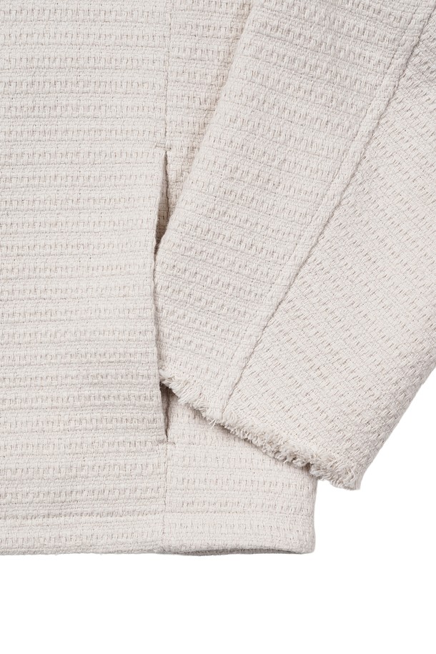 베이지 컬러의 카라리스 트위드 가디건입니다. 울과 폴리에스테르 혼방 소재로 제작되어 포근한 촉감과 두꺼운 두께감을 자랑하며, 간절기에 입기 좋습니다. 뒷목 중심 부분의 각도를 높여 편안함을 더했으며, 구김이 적어 관리가 용이합니다. 오픈형 디자인과 레귤러핏으로 모던하고 미니멀한 스타일을 연출하며, 다양한 이너와 레이어드하여 데이트룩, 모임룩, 클래식, 미니멀, 캐주얼 등 폭넓은 스타일을 소화할 수 있습니다. 기계 세탁이 가능하여 실용적입니다.
