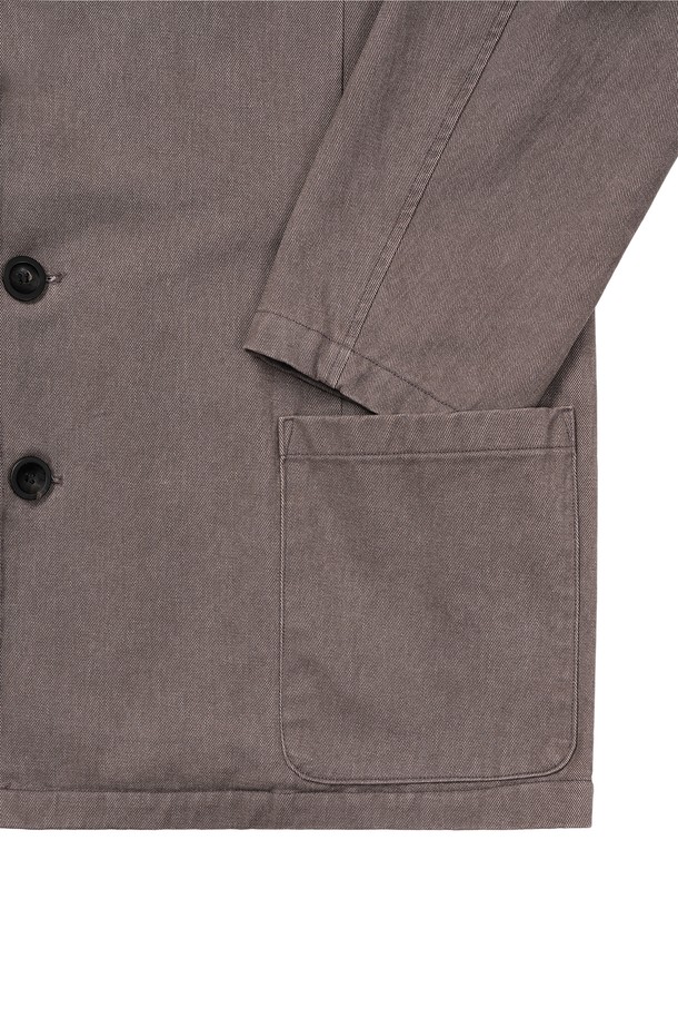 빈티지 컷 오프 블레이저는 남성용으로, 봄, 가을에 어울리는 루즈핏의 크롭 블레이저입니다. 부드러운 면 소재에 도톰한 두께감으로 제작되었으며, 그레이 컬러에 무지 패턴으로 캐주얼하고 클래식한 스타일을 연출합니다. 컷 오프 디테일, 가먼트 워싱, 피그먼트 염색, 스탠드업 칼라 등의 특징을 갖추고 있으며, 싱글 버튼 여밈 방식과 긴 소매 기장으로 디자인되었습니다. 출근룩과 비즈니스 캐주얼에 활용하기 좋으며, 미니멀한 스타일을 선호하는 분들께 추천합니다.
