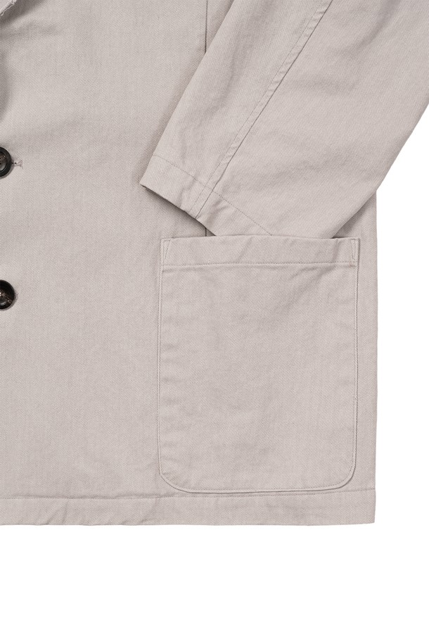 빈티지 컷 오프 블레이저는 남성용 아우터로, 봄, 가을에 착용하기 좋습니다. 베이지와 그레이 두 가지 색상으로 출시되었으며, 컷 오프 디테일과 가먼트 워싱, 피그먼트 염색 기법이 빈티지한 무드를 더합니다. 스탠드업 칼라와 패드리스 디자인으로 편안한 착용감을 선사하며, 루즈핏과 싱글 버튼 여밈으로 캐주얼하고 클래식한 스타일을 연출합니다. 면 소재의 도톰한 두께감과 부드러운 촉감, 긴 소매 기장이 특징이며, 출근룩과 비즈니스 캐주얼에 활용하기 좋습니다.
