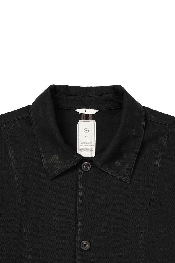 블랙 컬러의 빈티지 워크 재킷입니다. 면 소재에 보통 두께감으로 봄, 가을에 착용하기 좋습니다. 루즈핏으로 편안한 착용감을 선사하며, 넓은 칼라와 아웃포켓, 버튼 여밈 디테일이 특징입니다. 젠더리스 스타일로 남녀 모두 착용 가능하며, 오일 더티 브러쉬 가공과 디스 가공으로 빈티지한 무드를 더했습니다. 출근룩, 모임룩 등 캐주얼, 클래식, 워크웨어 스타일을 즐겨 입는 분들께 추천합니다.
